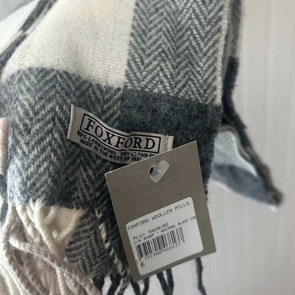 ⭐️ NEW Foxford 100% Lambs Wool Gray and Cream Neutral Checkered Scarf - Picture 6 of 6